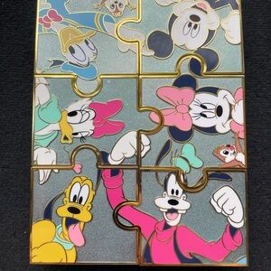 PALM Disney Mickey & friends Gold Puzzle Pin set